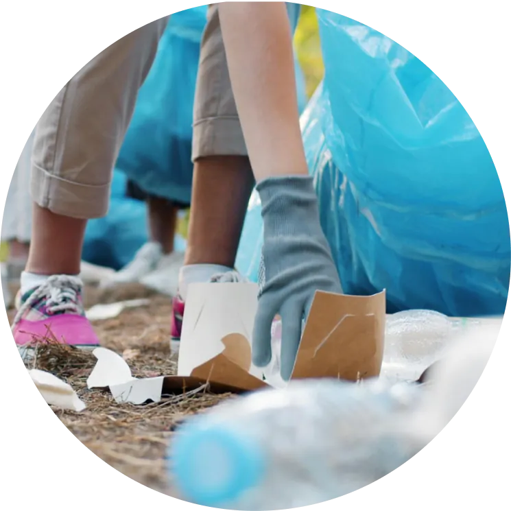 Recicladores de base recolectando materiales
