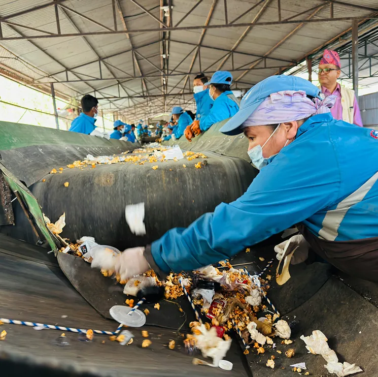 Transformadores industriales procesando residuos