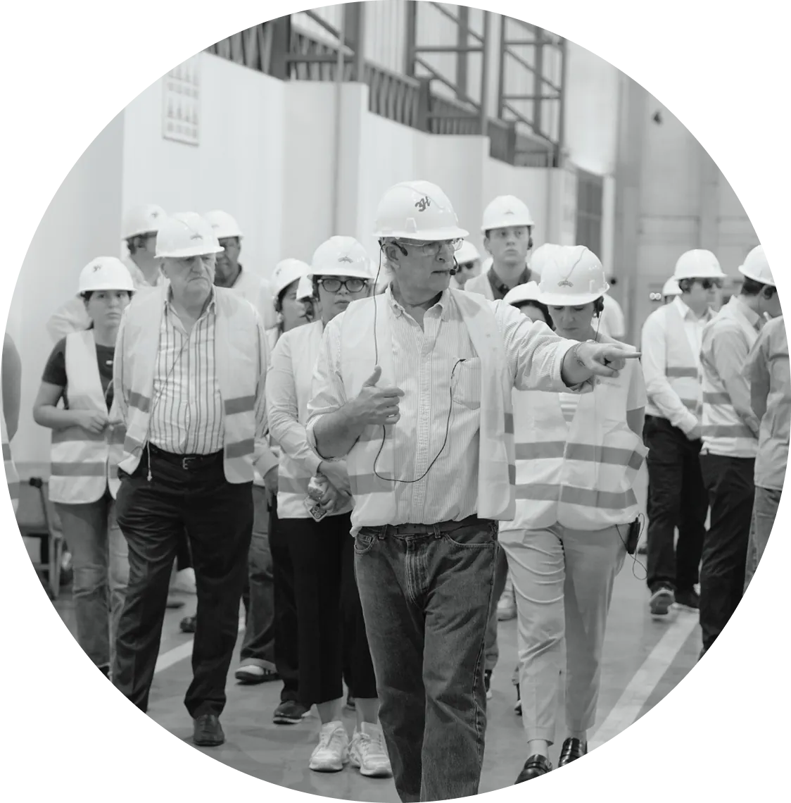 Recorrido de seguridad industrial con equipo de protección