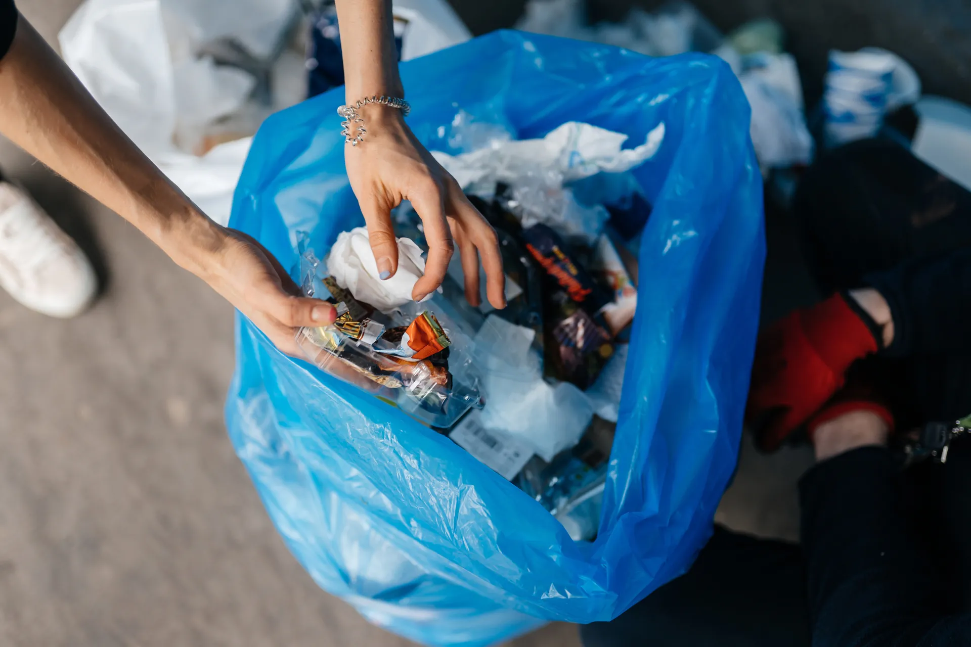 Personas clasificando residuos reciclables
